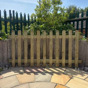 0.9m x 1.83m Round Topped Picket Panel